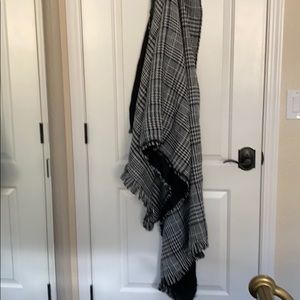 DKNY Wrap that’s never been worn. Tag attached.